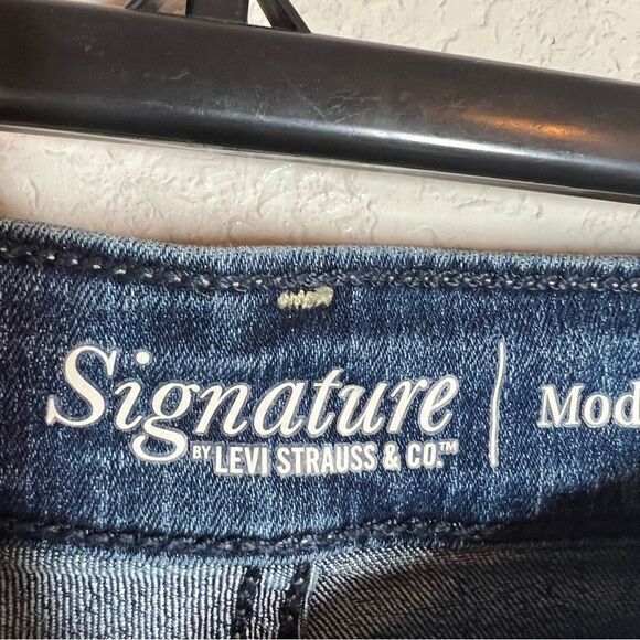 Signature by Levi's Medium Blue High Rise Modern Slim Jeans Womens Size 33 - Picture 4 of 9